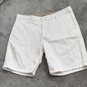 Dockers Flex Comfort Shorts in White and Tan